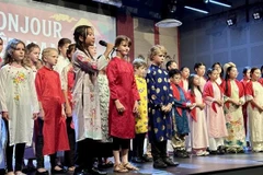 Actuación artística de niños vietnamitas y franceses en el Festival (Fuente: VNA)