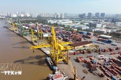 Operaciones de manipulación de contenedores en el puerto de Tan Thuan - Empresa del puerto Saigon. (Foto: VNA)