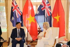 El miembro del Buró Político, secretario del Comité Central del Partido Comunista de Vietnam y jefe de su Comisión de Propaganda, Educación y Movilización de Masas, Nguyen Trong Nghia, se reunió con la gobernadora general de Australia, Sam Mostyn. (Fuente: VNA)