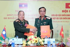 El mayor general Nguyen Minh Hoang (derecha), presidente de la Asociación de Veteranos de Guerra de Ciudad Ho Chi Minh, y el coronel Bunmac Vilavong, presidente de la Asociación de veteranos de la provincia de Champasak de Laos, firman un memorando de entendimiento sobre la cooperación para el período 2026-2030. (Foto: VNA)