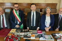 El embajador de Vietnam en Italia, Duong Hai Hung (centro), presenta una colección de libros sobre el Presidente Ho Chi Minh a la Asociación A.P.S. INTRA en Marsciano. (Foto: VNA)