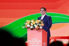El primer ministro Pham Minh Chinh pronuncia un discurso en la ceremonia de clausura de la Feria de Otoño de 2025. (Foto: VNA)