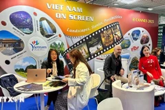 Los socios intercambian información con productores cinematográficos vietnamitas. (Foto: VNA)