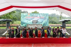 Los delegados inauguran la restauración del sitio tradicional del sector educativo en la comuna de Yen Nguyen el 18 de noviembre (Foto: petrotimes.vn)