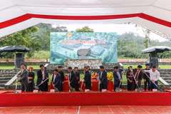 Los delegados inauguran la restauración del sitio tradicional del sector educativo en la comuna de Yen Nguyen el 18 de noviembre (Foto: petrotimes.vn)
