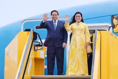 El primer ministro Pham Minh Chinh y su esposa llegan al Aeropuerto Arlanda de Estocolmo la tarde del 11 de junio. (Foto: VNA)