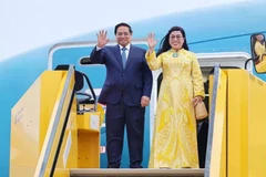El primer ministro Pham Minh Chinh y su esposa llegan al Aeropuerto Arlanda de Estocolmo la tarde del 11 de junio. (Foto: VNA)