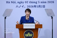 La primera ministra japonesa, Takaichi Sanae, pronuncia un discurso de política en la Universidad Nacional de Hanoi. (Fuente: VNA)