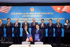 El secretario general del Partido Comunista de Vietnam, To Lam, asiste a la ceremonia de firma del contrato para la adquisición del sistema de terapia de protones contra el cáncer Mevion S250-FIT entre el Hospital General Tam Anh y la empresa Mevion Medical Systems. (Fuente: VNA)