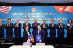 El secretario general del Partido Comunista de Vietnam, To Lam, asiste a la ceremonia de firma del contrato para la adquisición del sistema de terapia de protones contra el cáncer Mevion S250-FIT entre el Hospital General Tam Anh y la empresa Mevion Medical Systems. (Fuente: VNA)