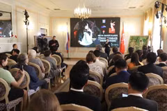 En el acto inaugural de la exposición. (Fuente: VNA)