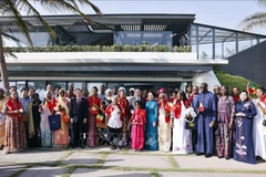 El presidente de la Asamblea Nacional, Tran Thanh Man, y su esposa con miembros de la comunidad vietnamita en Senegal. (Foto: VNA)