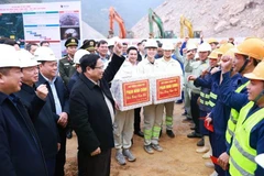 El primer ministro Pham Minh Chinh extiende saludos del Tet a las unidades de construcción del proyecto de la autopista Dong Dang (Lang Son) - Tra Linh (Cao Bang). Foto: VNA