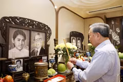 El secretario general del Partido Comunista de Vietnam (PCV) y presidente del país, To Lam, ofrece incienso en memoria del primer ministro Vo Van Kiet. (Foto: VNA)