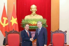 El secretario general del Partido Comunista de Vietnam, To Lam, (derecha) y el viceprimer ministro y titular de Seguridad Pública de Laos, Vilay Lakhamphong. (Fuente: VNA)