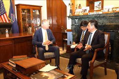 El ministro de Industria y Comercio, Nguyen Hong Dien, trabaja con el senador Roger Marshall. (Foto: VNA)