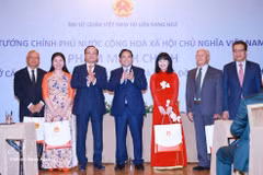 El primer ministro Pham Minh Chinh (centro) presenta regalos a la comunidad vietnamita en Rusia en la reunión en Moscú el 22 de marzo (hora local). (Foto: VNA)