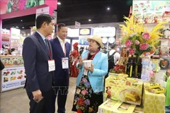 El embajador de Vietnam en Tailandia, Pham Viet Hung, visita el stand de una empresa vietnamita en la feria THAIFEX-Anuga Asia 2025. (Foto: VNA)