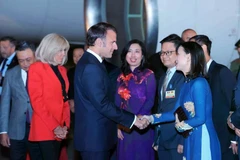 El presidente francés, Emmanuel Macron, y su espoa, son recibidos en el Aeropuerto Internacional de Noi Bai de Hanoi. (Foto: VNA)