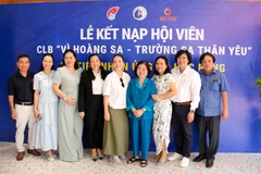 La exvicepresidenta Truong My Hoa se toma una foto de recuerdo con los directivos de la Empresa Lavite. (Fuente: VNA)
