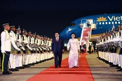 El primer ministro Pham Minh Chinh y su esposa llegan a Malasia la noche del 24 de mayo. (Fuente: VNA)
