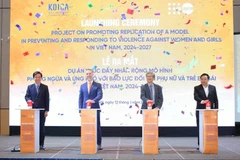 En la ceremonia de lanzamiento del proyecto para promover la réplica del modelo del Centro de Servicio Único, también conocido como Casa Anh Duong, en otras localidades de Vietnam, en Hanoi el 13 de enero. (Foto: VNA)