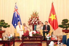 El secretario del Comité del Partido de Ciudad Ho Chi Minh, Tran Luu Quang (der.), se reúne con la gobernadora general de Australia, Sam Mostyn, el 12 de septiembre. (Foto: VNA)