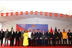 El embajador de Vietnam en México, Nguyen Van Hai, se toma una foto con los invitados a la ceremonia. (Foto: VNA)