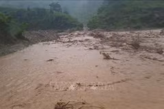 Fuertes lluvias provocaron que el agua se desbordara en el kilómetro 1 + 520, carretera provincial 140 a través de Dien Bien, el 31 de julio de 2025. (Foto: VNA)