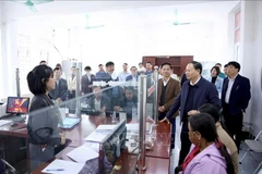 El secretario del Comité del Partido en Lai Chau, Le Minh Ngan, inspecciona el funcionamiento del modelo de gobierno local de dos niveles en la provincia. (Foto: VNA)