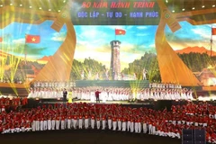 Un gran espectáculo artístico que celebra los 80 años de Independencia, Libertad y Felicidad en Hanoi. (Foto: VNA)