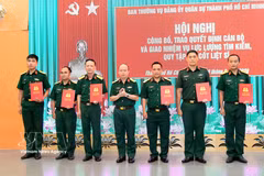 El coronel Nguyen Dinh Chuan, subcomisario político del Comando Militar municipal y subdirector del Comité Directivo 515 de Ciudad Ho Chi Minh, entrega las decisiones para la asignación de personal a la fuerza especializada encargada de la búsqueda y recuperación de los restos de los soldados caídos. (Foto: VNA)