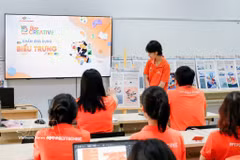 Los estudiantes practican directamente la lección mediante la aplicación de software de tecnología digital. (Foto ilustrativa: VNA)