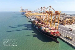 El primer buque comercial atraca oficialmente en los muelles 3 y 4 de la corporación del puerto de Hai Phong. (Foto: VNA)