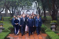El primer ministro Pham Minh Chinh y su homólgo de Nueva Zelanda, Christopher Luxon, visitan el Templo de la Literatura (Hanoi). (Fuente: VNA)