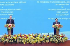 El primer ministro Pham Minh Chinh (der.) y el presidente del Gobierno español, Pedro Sánchez, presiden una rueda de prensa conjunta. (Fuente: VNA)