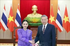 El secretario general del Partido Comunista de Vietnam, To Lam (derecha), recibe a la primera ministra de Tailandia y líder del Partido Pheu Thai, Paetongtarn Shinawatra. (Foto: VNA)