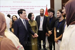 El presidente Luong Cuong, y su esposa se reúne con representantes de la comunidad vietnamitas en Egipto. (Foto: VNA)