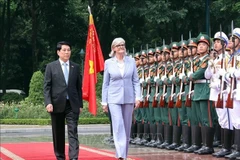 El presidente Luong Cuong (izq.) y la gobernadora general de Australia, Sam Mostyn, pasan revista a la Guardia de Honor del Ejército Popular de Vietnam en la ceremonia de bienvenida en Hanoi, el 10 de septiembre de 2025. (Foto: VNA)