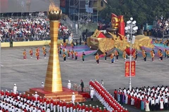 El programa comenzó con una ceremonia de encendido de antorchas, símbolo de las aspiraciones del pueblo vietnamita. (Foto: VNA)