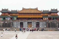 Numerosos visitantes recorren la Puerta Ngo Mon, en la Ciudadela Imperial de Hue. (Fuente: VNA)