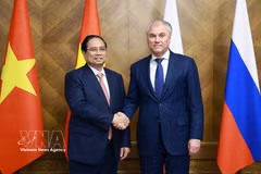 El primer ministro vietnamita, Pham Minh Chinh (izquierda), se reúne con el presidente de la Duma Estatal rusa, Vyacheslav Volodin, en Moscú el 24 de marzo. (Foto: VNA)