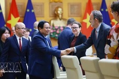 El primer ministro Pham Minh Chinh se reúne con 20 embajadores y encargados de negocios de la Unión Europea (UE) y sus estados miembros en Hanoi el 5 de marzo. (Foto: VNA)