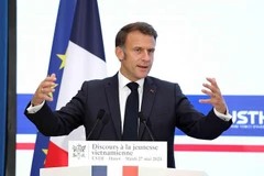 El presidente francés, Emmanuel Macron, conversa con estudiantes y jóvenes intelectuales vietnamitas en la Universidad de Ciencia y Tecnología de Hanói (USTH) el 27 de mayo. (Foto: VNA)