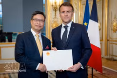 El embajador vietnamita Trinh Duc Hai (izquierda) presenta sus credenciales al presidente francés Emmanuel Macron. (Foto: VNA)