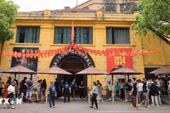 La reliquia de la prisión de Hoa Lo es un lugar para educar sobre el patriotismo y las tradiciones revolucionarias a todas las clases sociales, especialmente a los jóvenes. (Foto: VNA)
