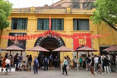 La reliquia de la prisión de Hoa Lo es un lugar para educar sobre el patriotismo y las tradiciones revolucionarias a todas las clases sociales, especialmente a los jóvenes. (Foto: VNA)