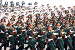 Soldados que representan a las fuerzas de infantería, marina y defensa aérea del Ejército Popular de Vietnam en un desfile (Foto: VNA)