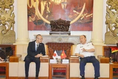 Kobayashi Yosuke, representante jefe de la Oficina de JICA en Vietnam (izquierda) y el teniente general Le Quang Dao, comandante de la Guardia Costera de Vietnam (Foto: qdnd.vn)