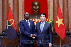 El presidente Luong Cuong recibió al embajador de Angola, Fernando Miguel, para presentar sus cartas credenciales y asumir sus funciones en Vietnam (24 de abril de 2025). (Fuente: VNA)